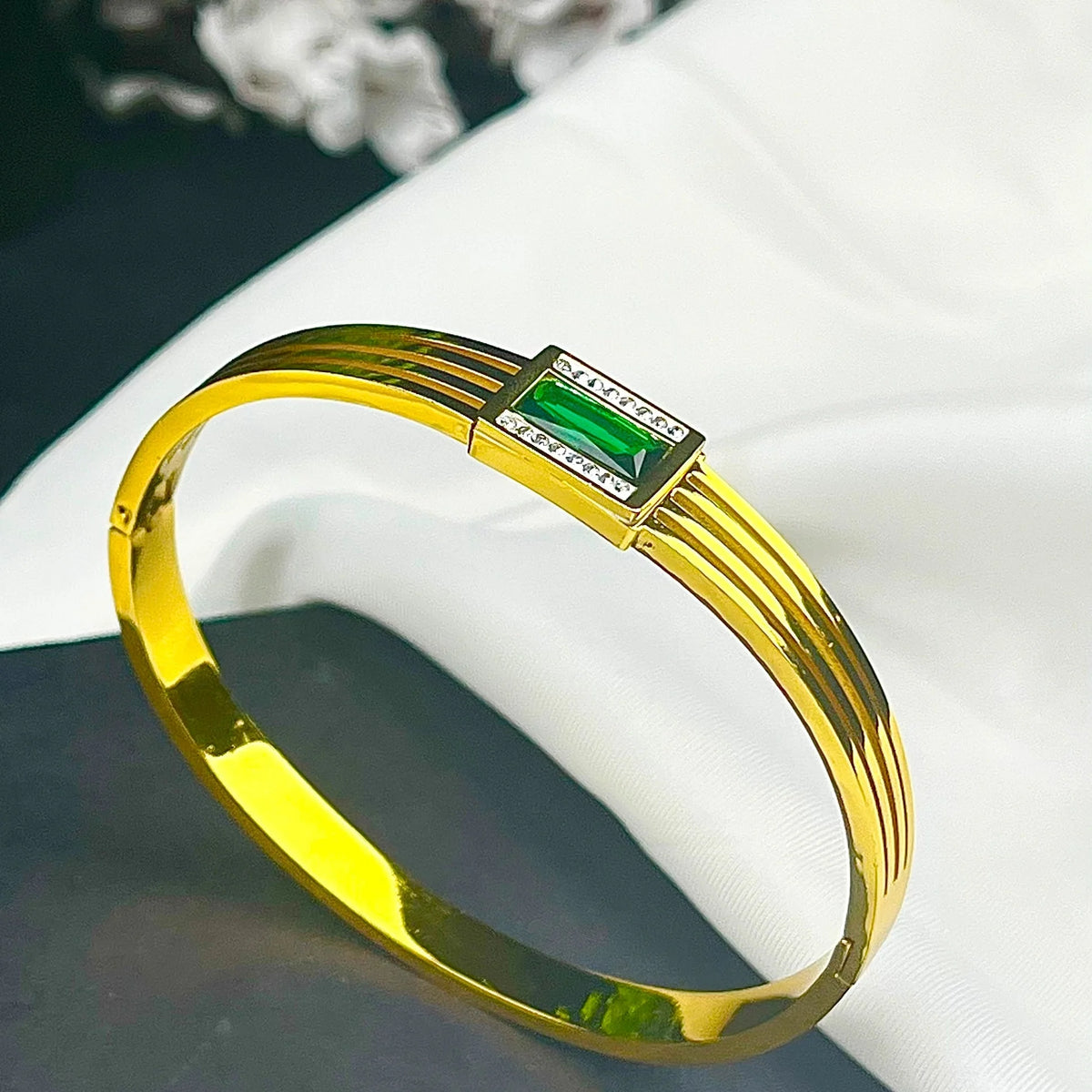 Emerald Glow Armlet