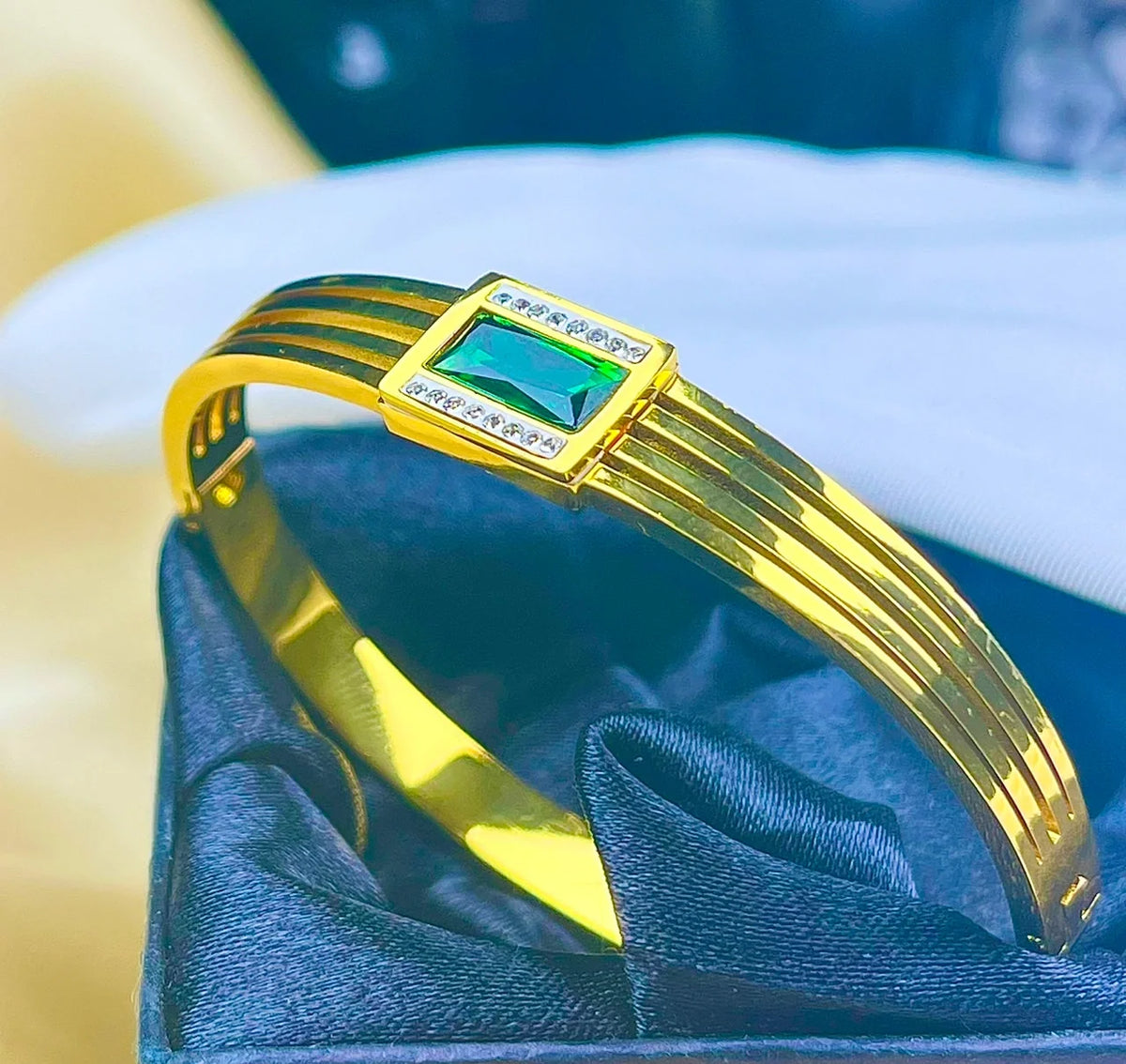 Emerald Glow Armlet