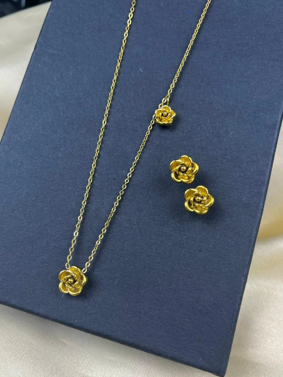 Minimal Rose Blossom Tops and Necklace Set