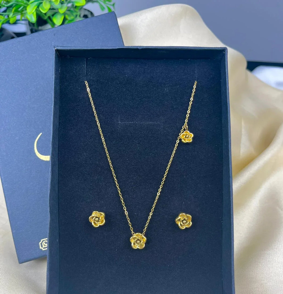 Minimal Rose Blossom Tops and Necklace Set