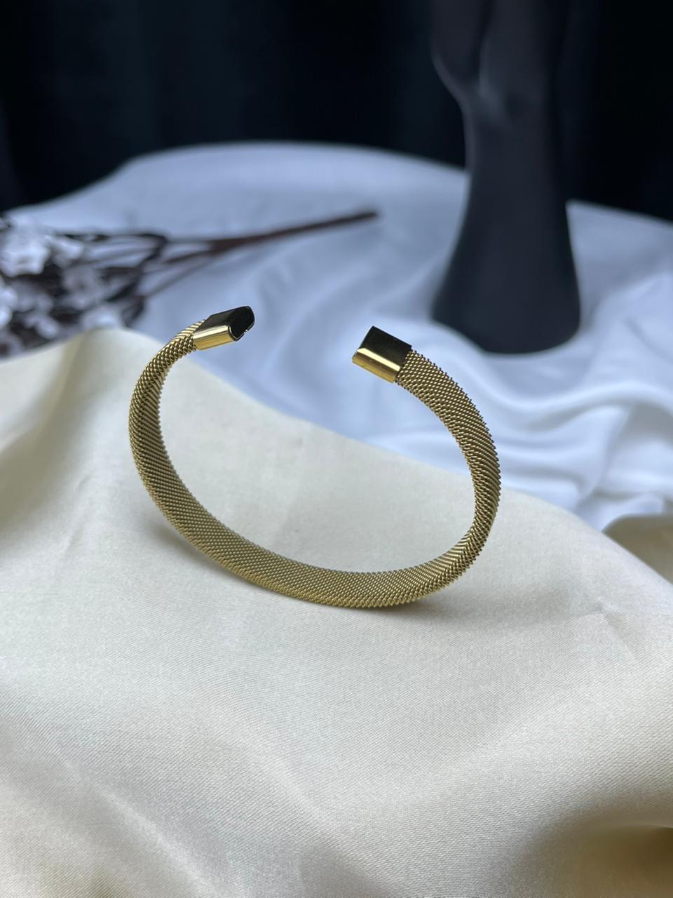 Tuxedo Handcuff