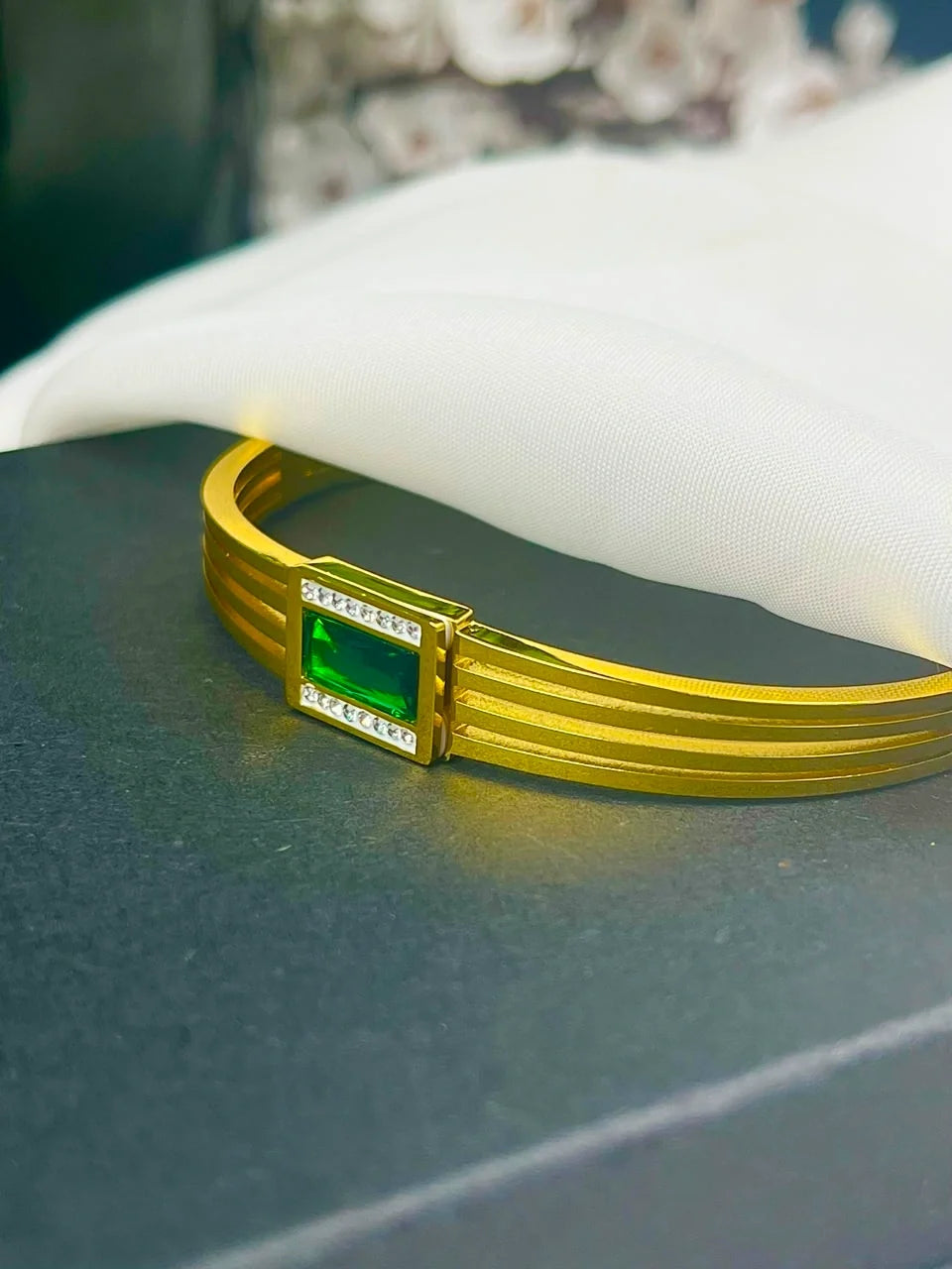 Emerald Glow Armlet