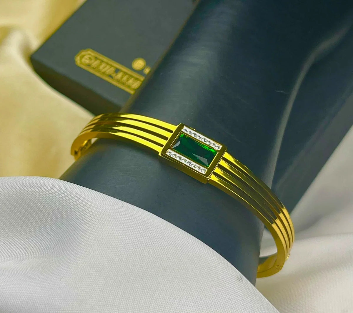 Emerald Glow Armlet